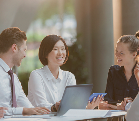 다국적인들이 대화하고 있는 이미지 참고이미지 1