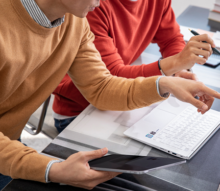 공동연구를 위해 노트북을 가르키며 이야기하는 이미지