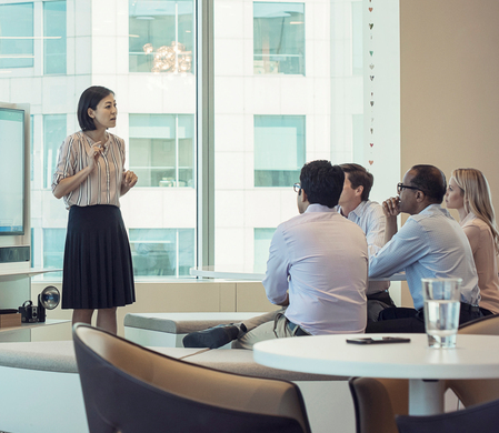 한국에 대해 소개하는 강사와 청강하는 외국인들