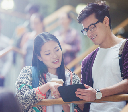 설명하고 있는 한국인과 듣고 있는 외국인의 모습