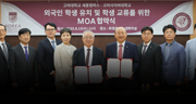 MOA에 참석한 임원진과 함께 단체 촬영